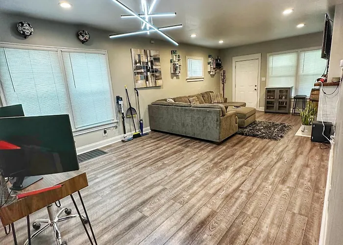 Modern Luxe 3br 1ba With Bar 7