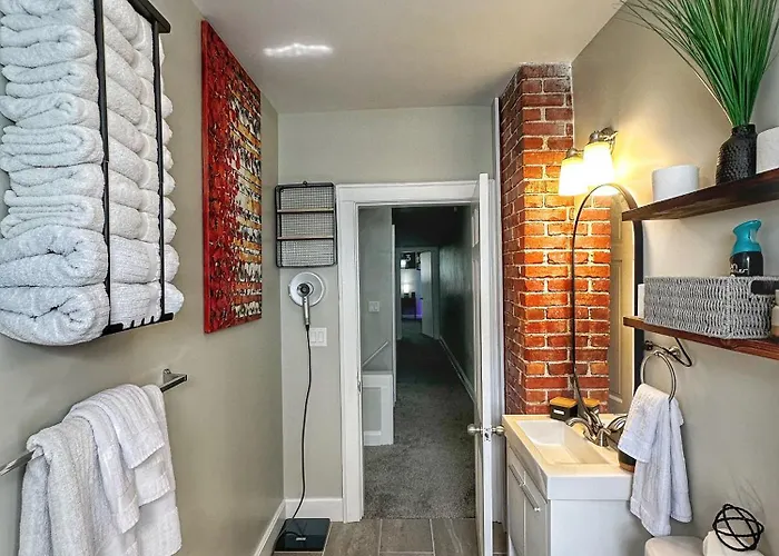 Modern Luxe 3br 1ba With Bar 7